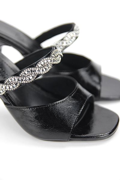 Luma Esnek Yumuşak Kaymaz Taban (8 cm) Siyah Rugan  Tek Bant Burgu Gümüş Bantlı Kadın Topuklu Terlik