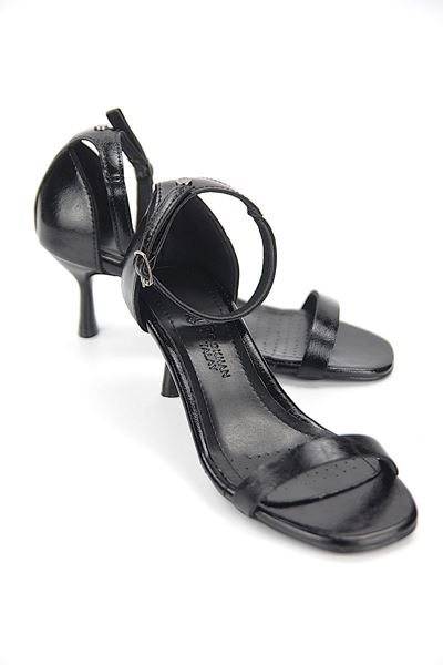 Dalina Esnek Yumuşak Kaymaz Taban (4 cm) Siyah Rugan  Arka Kapalı Ön Bantlı Kadın Topuklu Ayakkabı