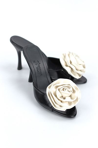 Rodeya Esnek Yumuşak Kaymaz Taban (8 cm) Siyah Rugan El Yapımı Beyaz Gül Detaylı Kadın Topuklu Terlik