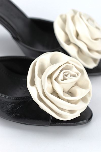 Rodeya Esnek Yumuşak Kaymaz Taban (8 cm) Siyah Rugan El Yapımı Beyaz Gül Detaylı Kadın Topuklu Terlik