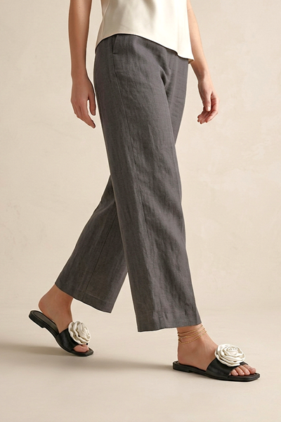 Velrosa Siyah Rugan El Yapımı Beyaz Gül Detaylı Kadın Terlik