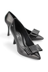 Polina Esnek Yumuşak Kaymaz Taban (8 cm) Siyah Cilt Köşe Fiyonk Kadın Topuklu Ayakkabı