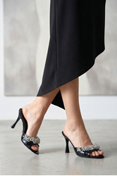 Lucine Esnek Yumuşak Kaymaz Taban (8 cm) Siyah Rugan El Yapımı Gümüş Boncuk Detaylı Kadın Topuklu Terlik 