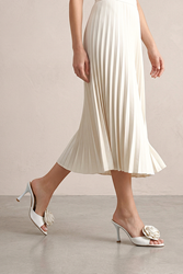 Rosalie Esnek Yumuşak Kaymaz Taban (8 cm) Beyaz Cilt El Yapımı Gül Detaylı Kadın Topuklu Terlik